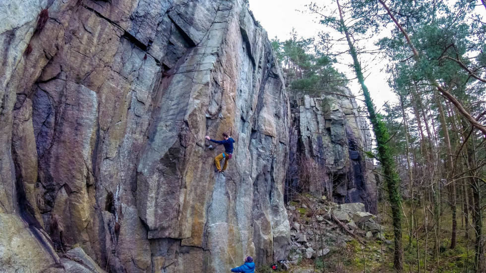 TRELLSKÅR: Dette feltet huser en av klassikerne Krystallnatten (6+). Foto: Jostein Øygarden buldreinfo_brattelinjer_22788