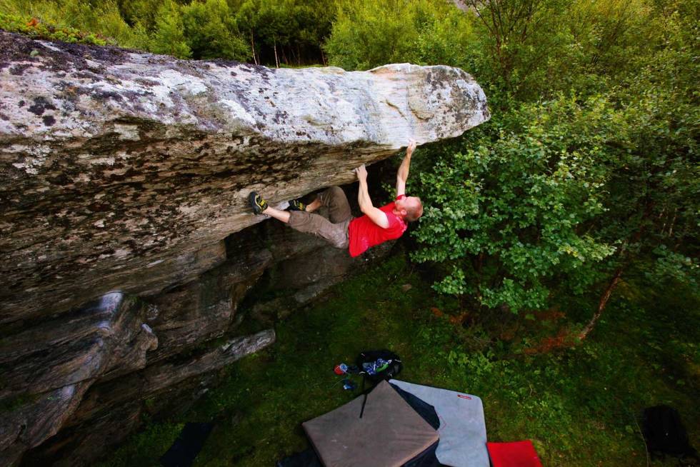 Høy: Reidar Øksnevad før cruxbevegelsen på Hooligan (7B). Foto: Dag Hagen Buldring-Harbak-12