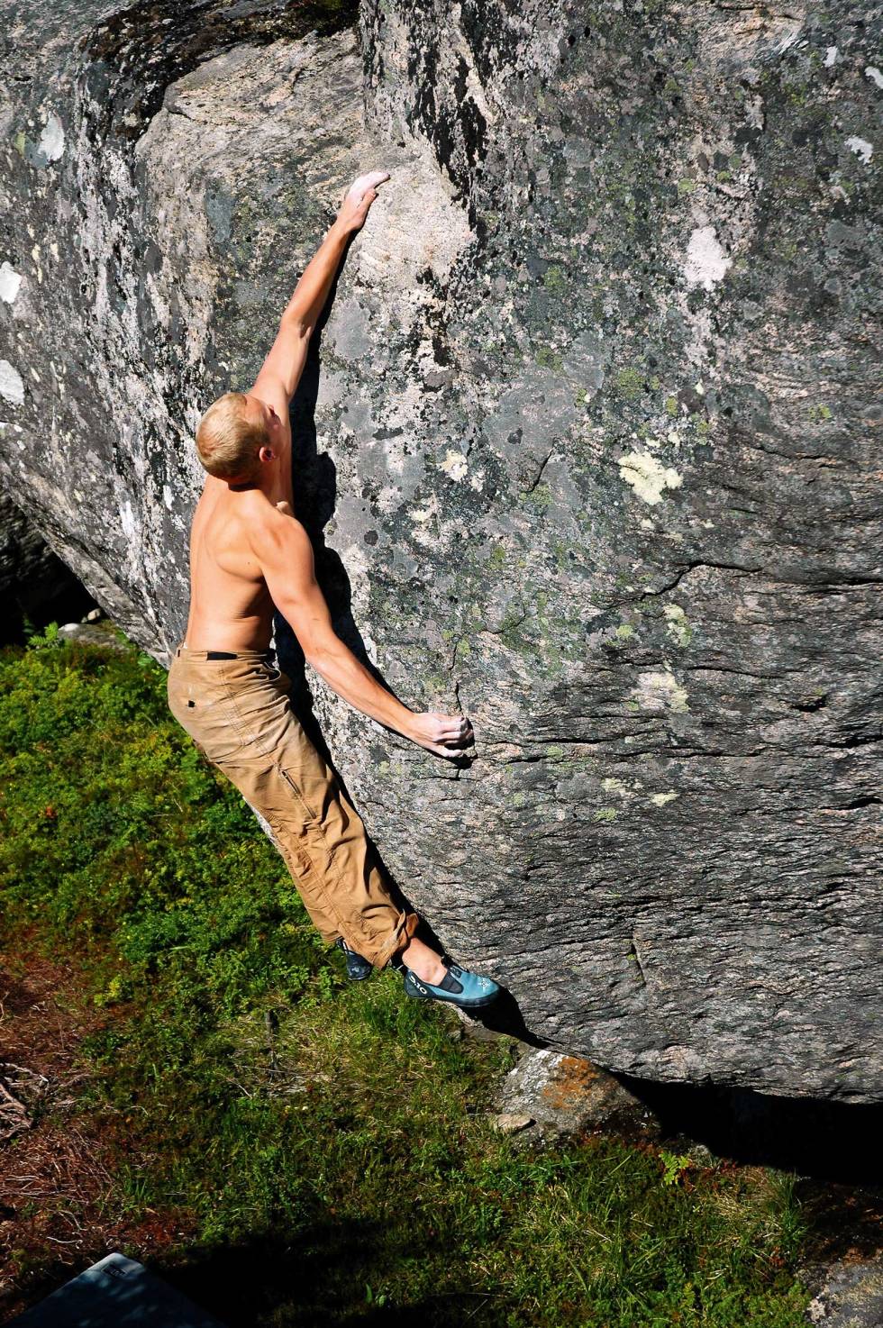 Dynamisk: Torstein Eide går den smått vriene dynoen på Siri Bjerkes død (7A+) i tidlige Harbak dager. Foto: Eivind Wang Buldring-Harbak-13