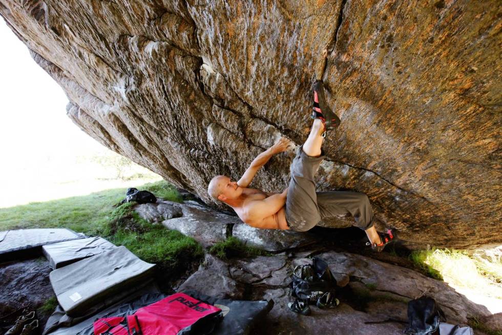 Opp med foten: Cristian Nilsson tar i på starten av Cool hand Luke ss (8A). Foto: Dag Hagen Buldring-Harbak-4