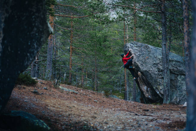 FINE OMGIVELSER: Ida Nilsen på Rundsveien, 5+. Foto: Kyrre Buxrud Buldring Nissedal Hægefjell