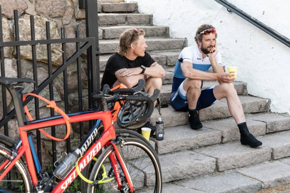 BULJONGPAR: Øyvind Aas (t.v) og artikkelforfatteren under en kaffepause. Vi har brukt terreng-og landeveispedaler om hverandre på landeveissykler. Foto: Christian Nerdrum. BULJONGPAR