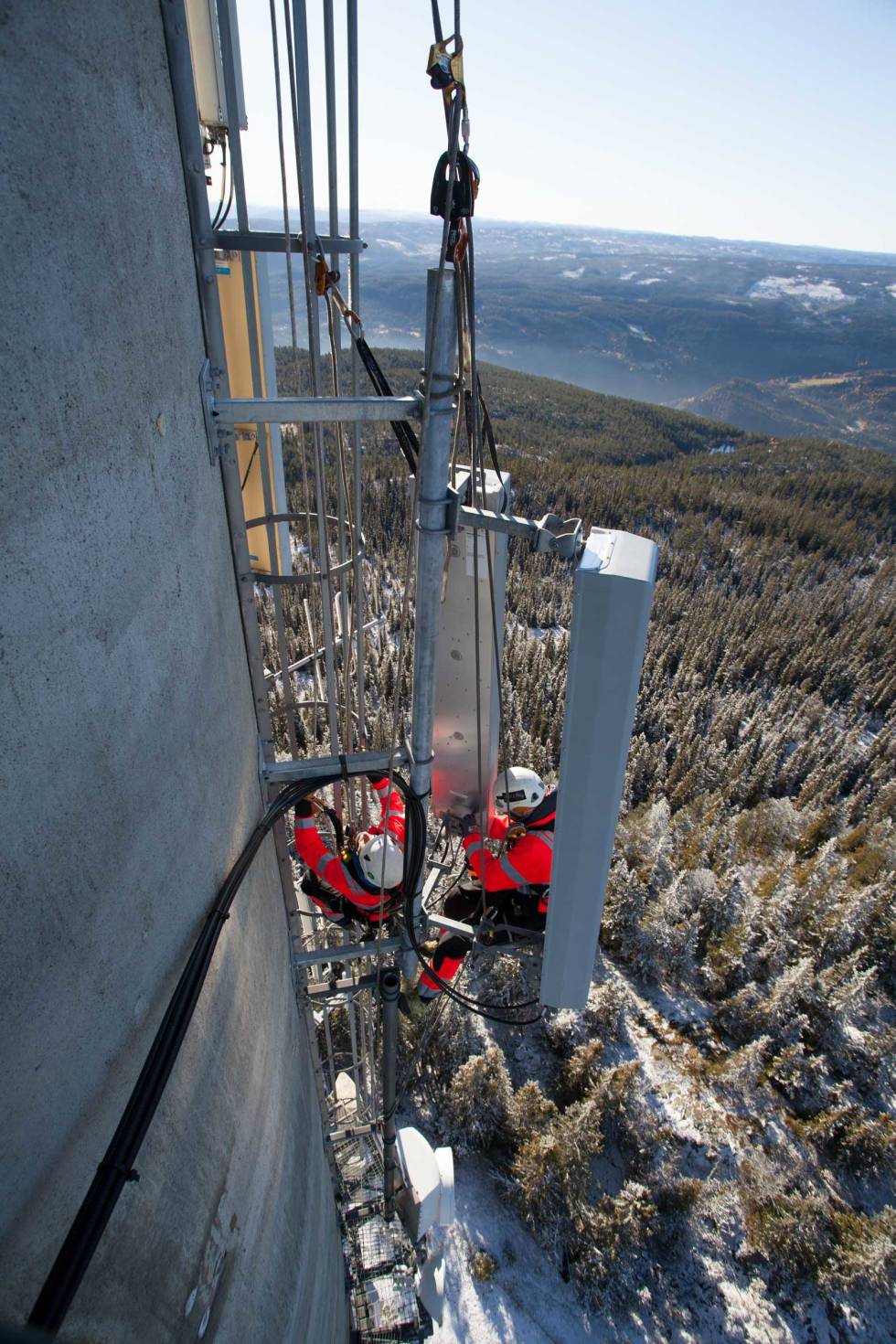 EFFEKTIVT: Justering av antenner til det nye nødnettet er oppdraget her. Foto: Magnus Hendis Byklatring-2