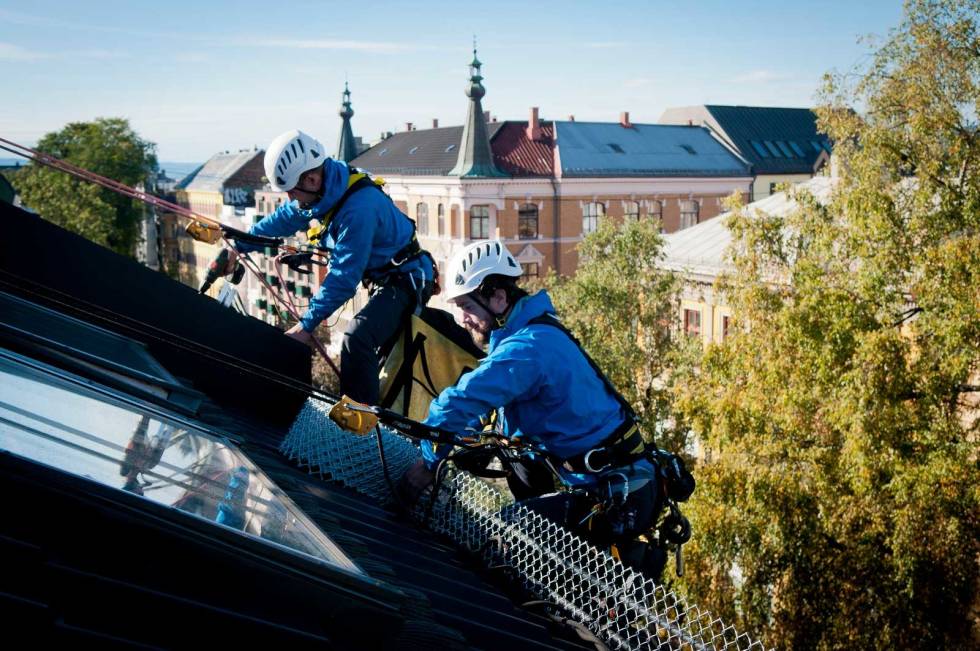 SNØFANGERE: Her utbedres taksikringen på en bygård på Majorstua. Foto: Magnus Hendis Byklatring-4