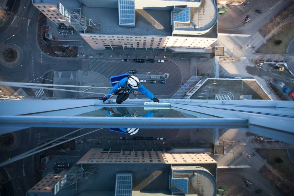 NOEN MÅ GJØRE DET: Vindusvask på Oslo Plaza. Foto: Magnus Hendis Byklatring-5