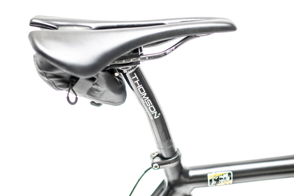 MESTERVERK: Thomsons Masterpiece-pinner er til forveksling deres tyngre Elite-pinner. Knekken på midten er en unik måte å gi setepinnen 20 mm setback på. Cannondale Caad 9