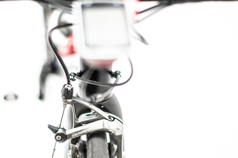 ORIGINALE BREMSER: SRAM Force-bremsene fungerer fint med Ultegra-hendlene og er lettere enn ti år nyere Ultegra-bremser. Cannondale Caad 9