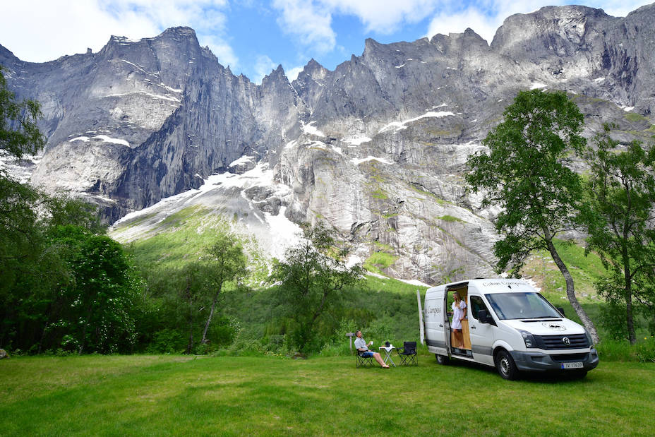 REISE-LIV: Innredet med trepanel på veggene, kjøkkenbenk og blomsterkasser er Cabin Campers som norske hytter på hjul. Foto: Torild Moland cabin campers torild moland