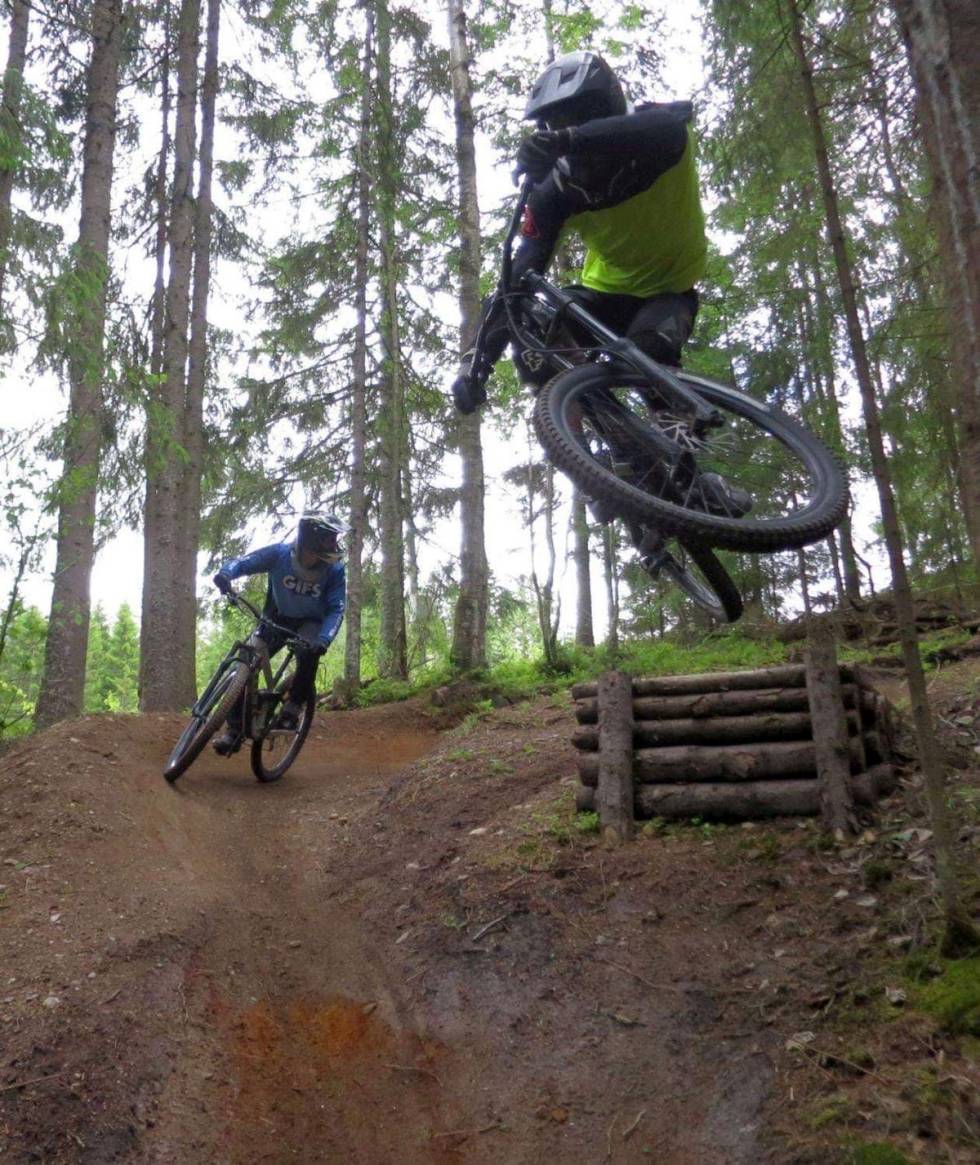 Årets første camp i Kjerringåsen sykkelpark trakk både stisyklister og utforryttere. Foto: Annika Eiriksmoen Stisykkelcamp i Kjerringåsen