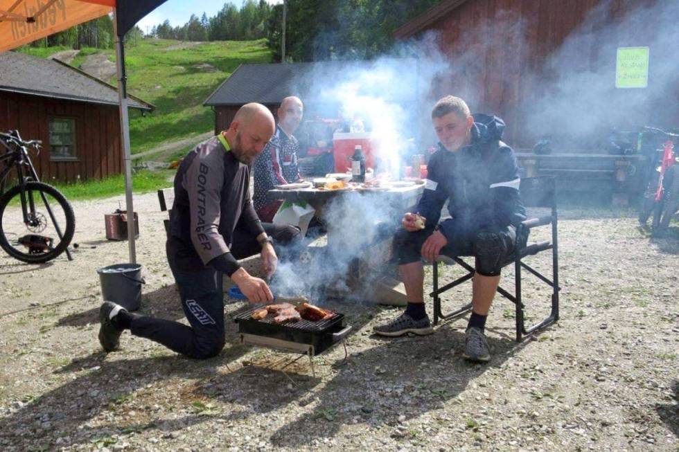 Stisykkelcamp i Kjerringåsen inkluderer selvsagt grilling. Foto: Annika Eiriksmoen Grilling i Kjerringåsen sykkelpark
