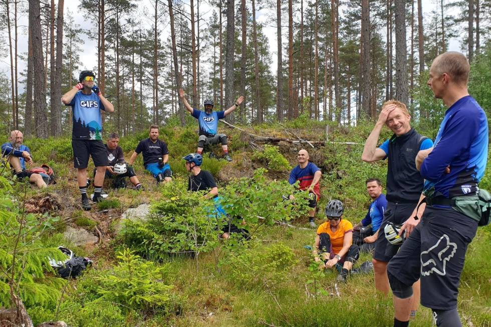 God stemning på fellesturen på stisykkelcampen i Kjerringåsen. Foto: Hanne Holmstrøm Karlsen Fellestur på stisykkelcamp i kjerringåsen