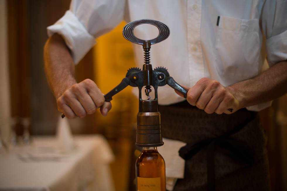 RÅDYR: Den gigantiske vinåpneren fra Campagnolo er tung, solid og koster cirka 1700 kroner. Foto: Campagnolo. vinåpner fra campagnolo