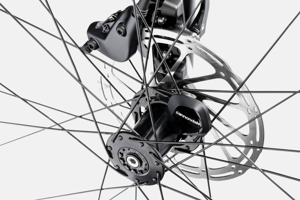 FARTSMÅLER: I forhjulet sitter det en integrert fartsmåler, som enten kan kobles opp mot computeren din på styret, eller logge turer for deg alene, for opplasting senere. Cannondale Topstone Carbon Lefty
