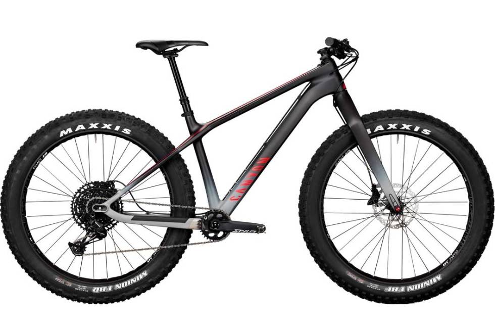 TO UTGAVER: Canyon Dude CF8 kommer uten dempegaffel, CF9 kommer med. Foto: Canyon canyon dude fatbike