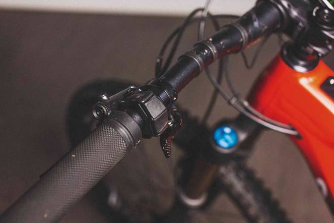 MINIMAL: Knappene som betjener Shimano-motoren er små og enkle i bruk. Shimano Steps E8000 knapper