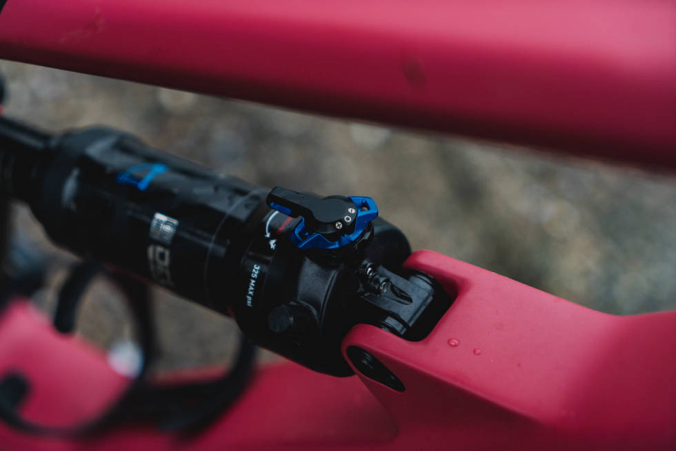 JUSTERBAR: RockShox Deluxe bakdemperen har justerbar kompresjonsdemping. Trykk den blå vingemutteren ned og vri den til en av tre innstillinger for mindre - standard eller mer kompresjonsdemping. Canyon Spectral 29 2021