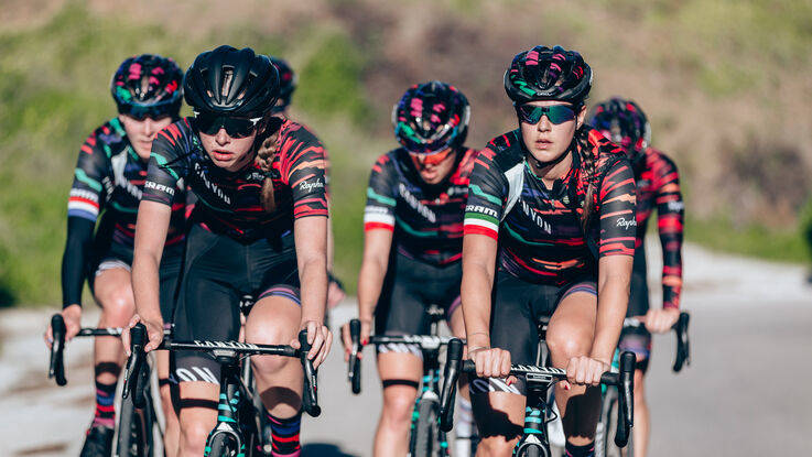 USYNLIG: En mips-hjelm er identisk en hjelm uten mips. Canyon-Sram iført sine Synthe-hjelmer med mips. Foto: Canyon-Sram. canyon-sram