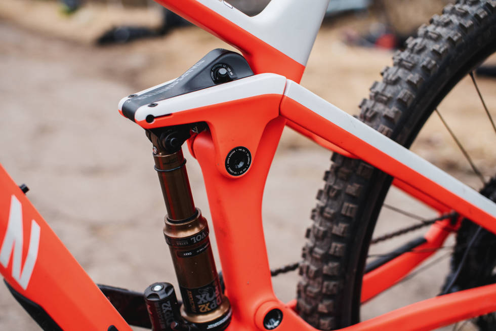 UTFORMODUS: Med Shapeshifteren i utformodus er demperfestet litt innunder vippearmen. Dette gir mykere vandring og slakere vinkler Canyon-Terrengsykkel-sykkeltest-Enduro-2020-2