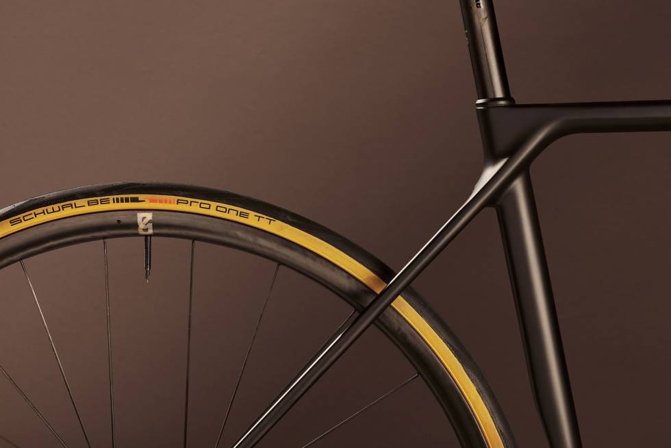 SUPERLETT: TT-dekkene fra Schwalbe er lette, men også lite punkteringssikre. De er i utgangspunktet laget for tempo. canyon ultimate cf evo