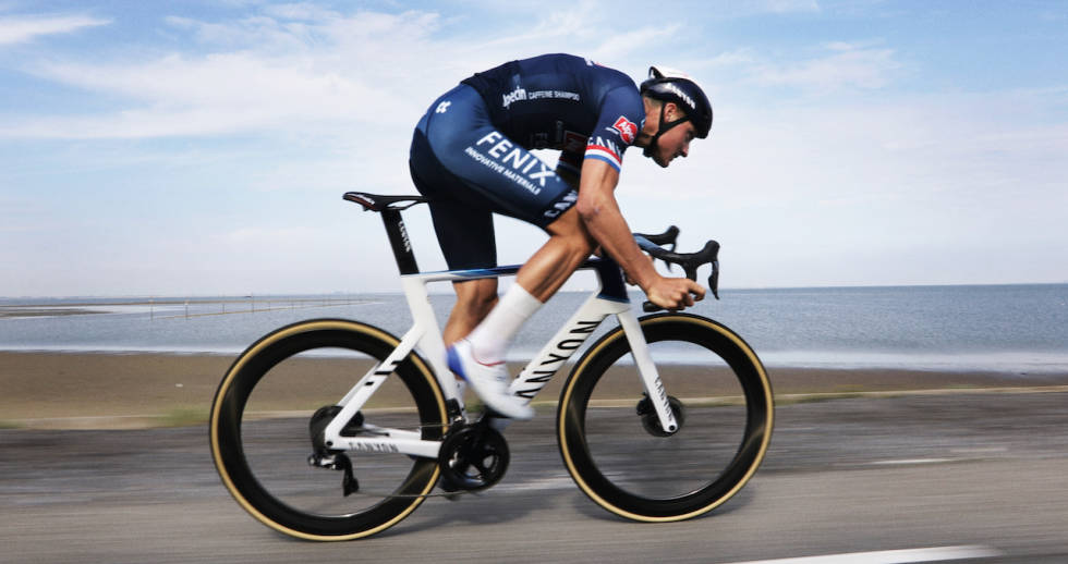 POSTERBOY: Å ha Mathieu Van Der Poel som sponsorobjekt er en gavepakke. Fyren er en superstjerne. Nå har han også fått en helt moderne aerosykkel å vinne ritt med. Mathieu Van Der Poel i full spurt på Aeroad