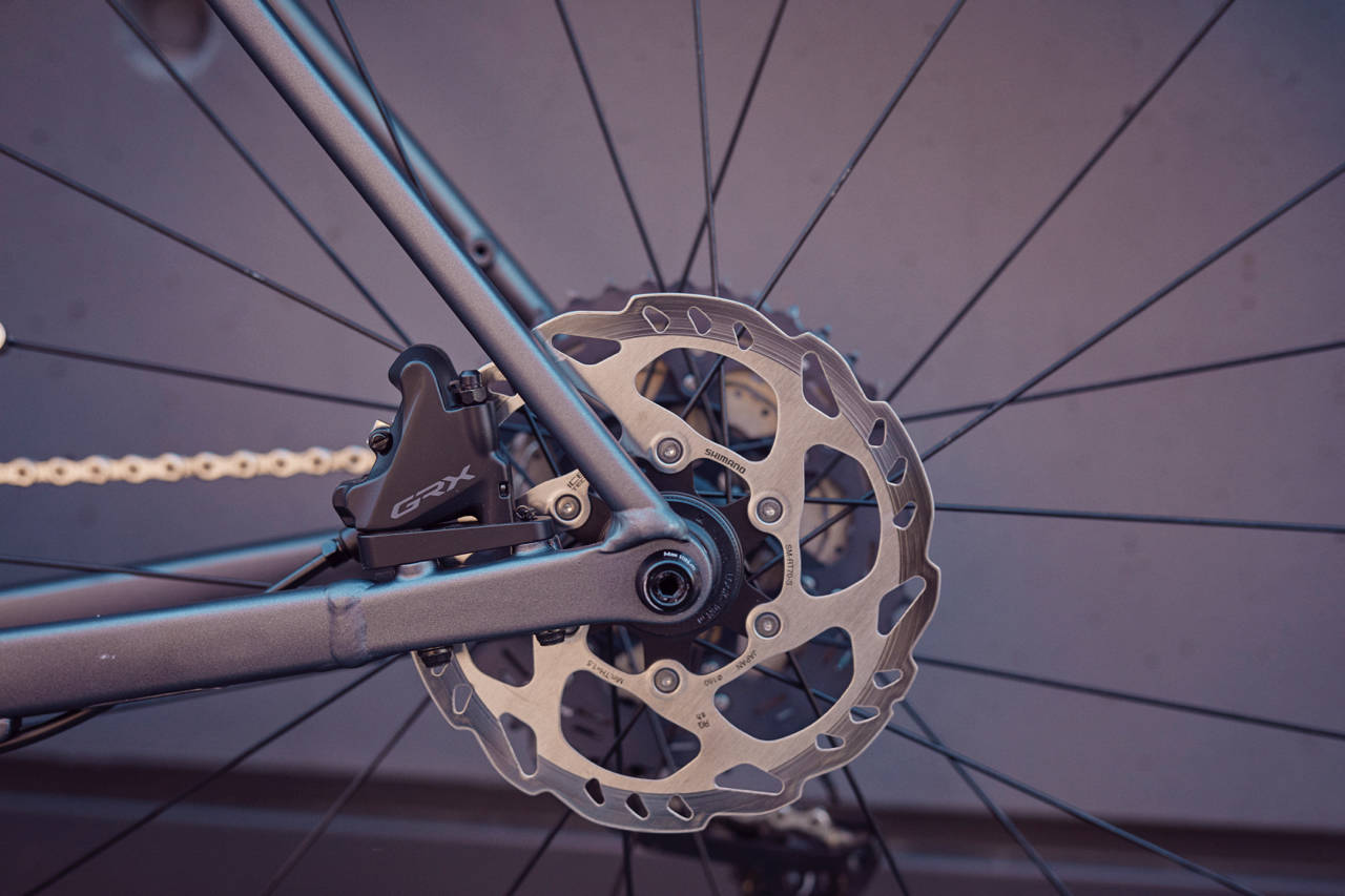 EKSTRA BREMSESTYRKE: GRX-Bremsene har 160 mm skiver foran og bak. CANYON ENDURACE:ON ELSYKKEL