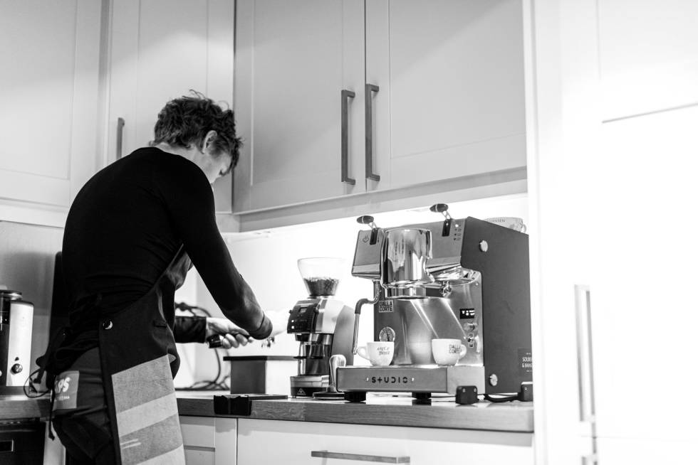 VENSTREHÅNDSARBEID: Espresso må nå brygges med en arm. Foto: Henrik Alpers. carl-fredrik-hagen-2
