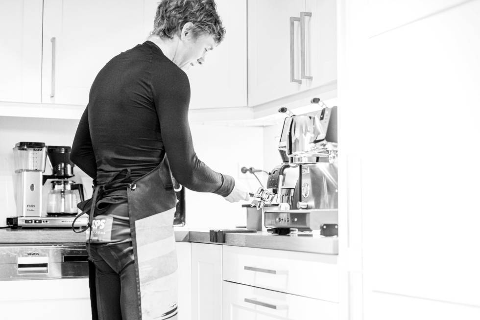 BARISTACALLE: Carl Fredrik Hagen trekker espresso hjemme på kjøkkenet. Så da er vel kaffe svaret da? Foto: Henrik Alpers. carl-fredrik-hagen-kaffe