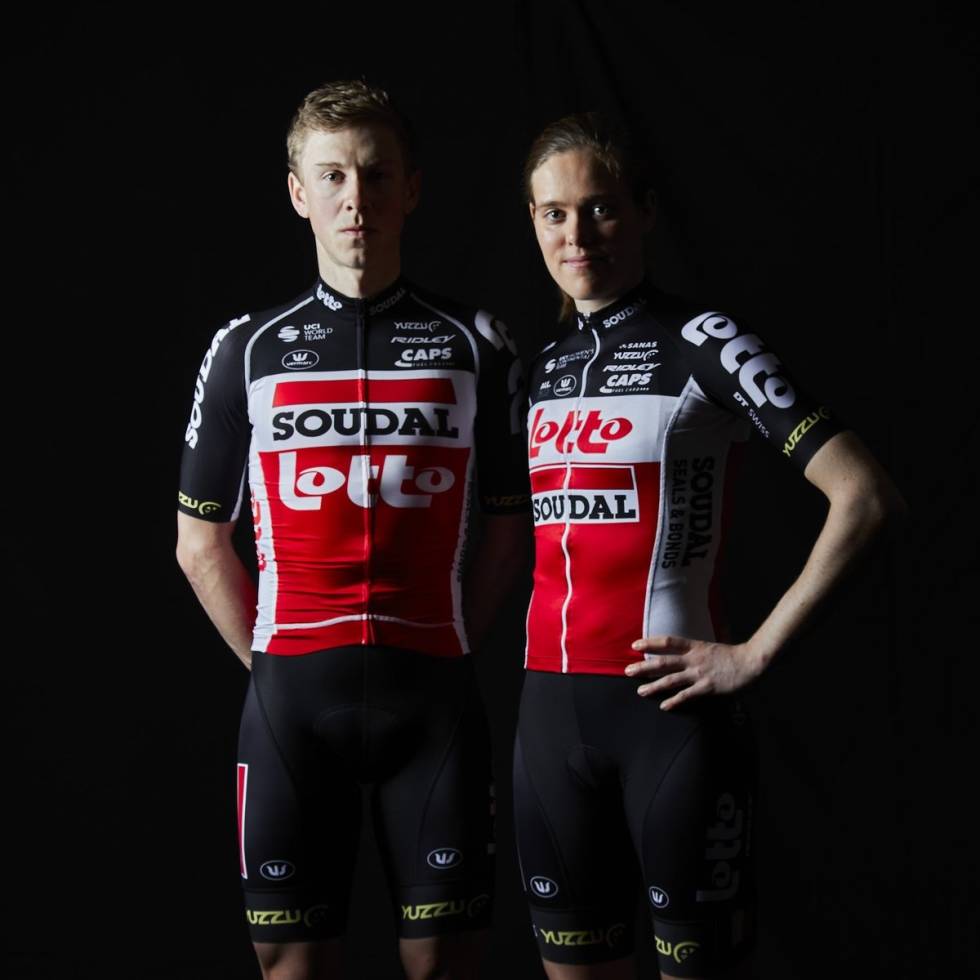 NYE DRAKTER: Dette er de nye trøyene til Lotto Soudal, demonstrert av Calle og Julie Van de Velde. Foto: Lotto Soudal. Carl Fredrik Hagen