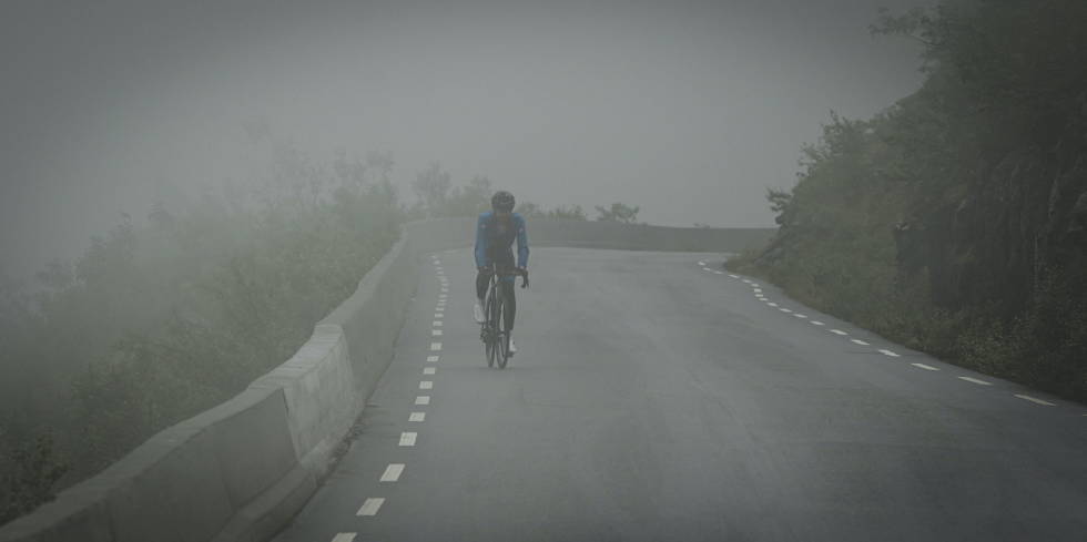 KREVENDE: Tåke, regn og kulde ga lørdagens everesting i Trollstigen en ekstra dimensjon. Her er Cato Innerdal på en av sine 16 runder på vei mot sine 10 489 høydemeter. Foto: Kent Erik Harridsleff Everesting Trollstigen