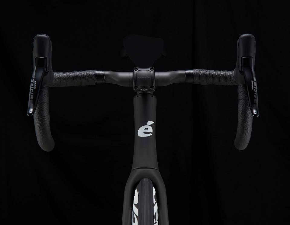 HELINTEGRERT: Det nye styret har helintegrerte strømper og vaiere. Det er en solid oppgradering fra forrige versjon. cervelo-r5-styre