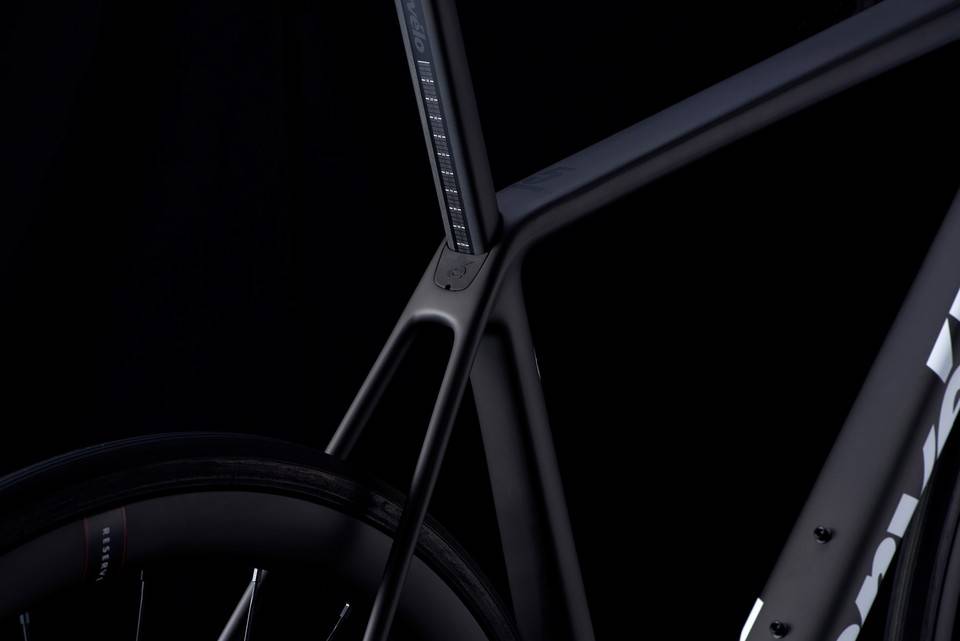 HØYT: Cervélo er en av få merker som fortsetter med høyt plasserte setestag. Allikevel mener de komforten er god nok. Foto: Cervélo. cervelo-r5
