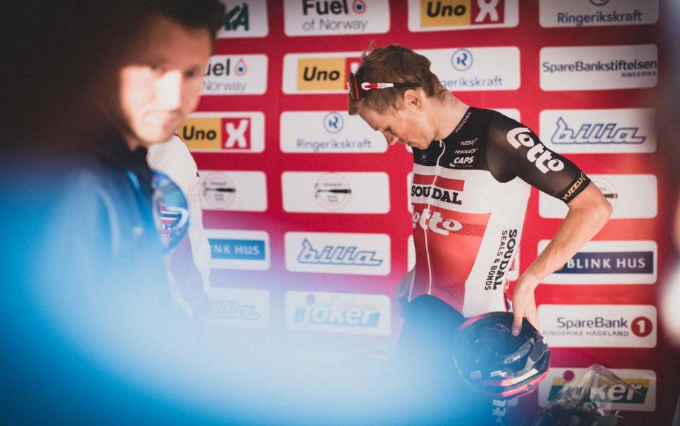MEDALJE: Rytterne måtte selv ta på medaljer etter NM, på grunn av koronaprotokollen. Foto: Henrik Alpers. carl fredrik hagen
