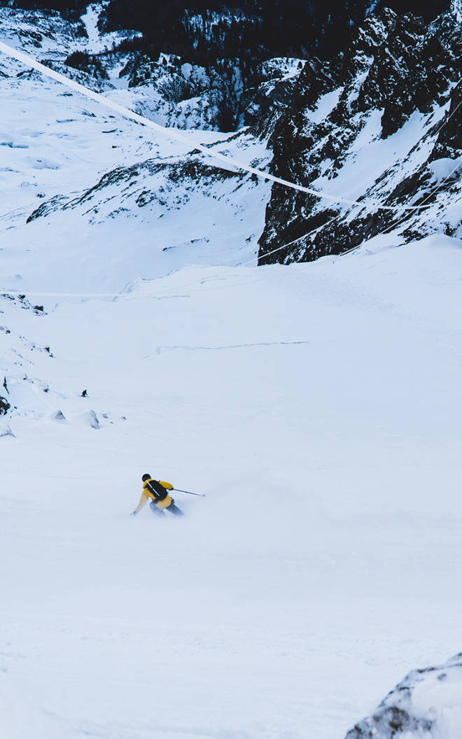 DRAMATISK: Nikolai Schirmer setter svinger på hengebreen Glacier Rond. Foto: Henrik Ulleland DRAMATISK: Nikolai Schirmer setter svinger på hengebreen Glacier Rond. Foto: Henrik Ulleland