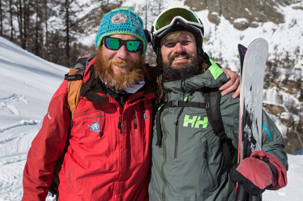 LOKALE HELTER: Programleder Bård Gundersen koser seg med en kar gjengen ikke husker navnet på i Champorcher. Foto: Christian Nerdrum film tour