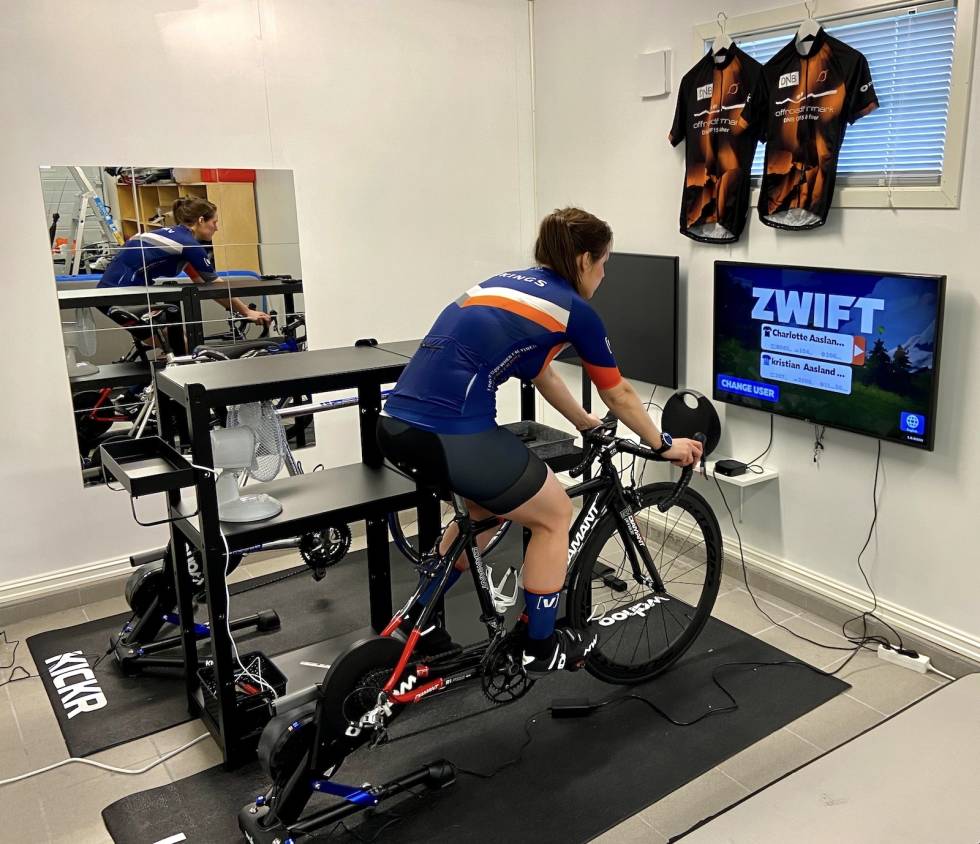 IVRIG: Charlotte Åsland har logget over 70 000 høydemeter i Zwift så langt, og fått smaken for Zwiftritt som trening og sosial arena. Foto: Privat Charlotte Åsland Zwift-økt