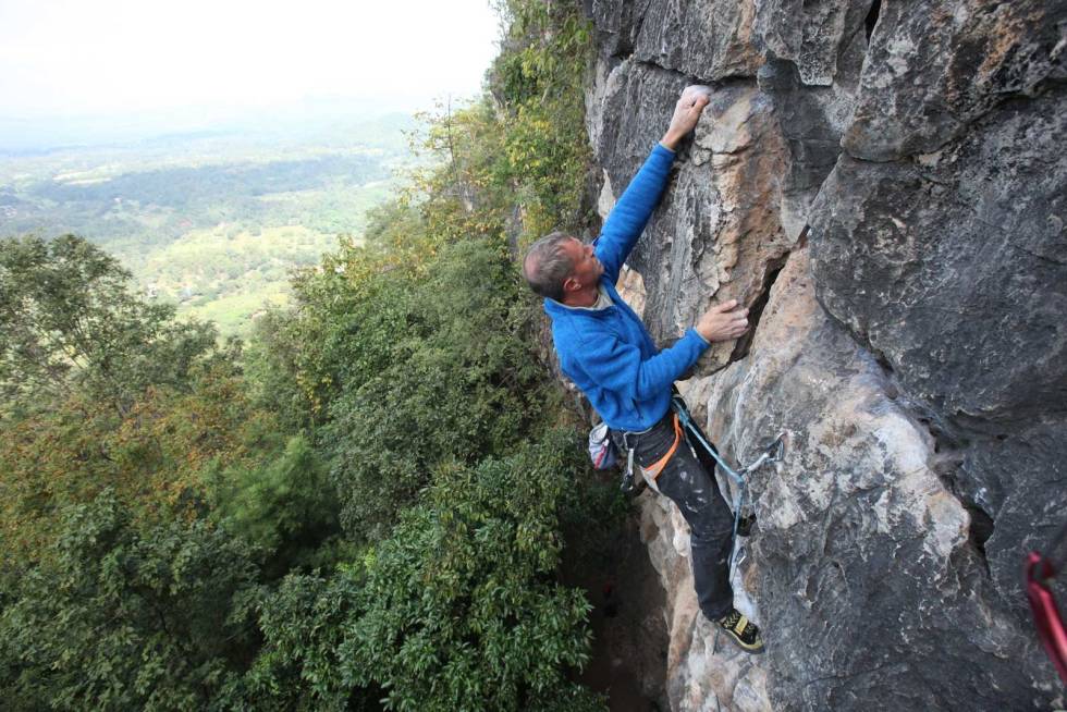Med utsikt: Jørn Glenne går Jai Rawn (6b) på Heart Wall. Foto: Dag Hagen Chiang-Mai-Thailand-Klatring-3