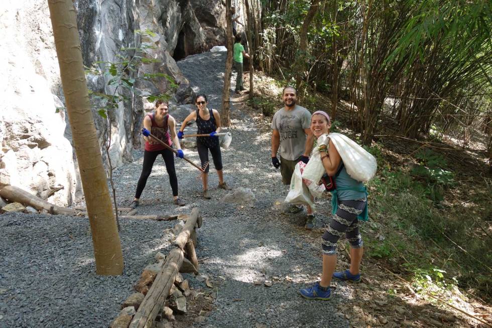 Dugnad: Bæring av grus hører med til en god cragdugnad. Foto: Dag Hagen Chiang-Mai-Thailand-Klatring-4.1