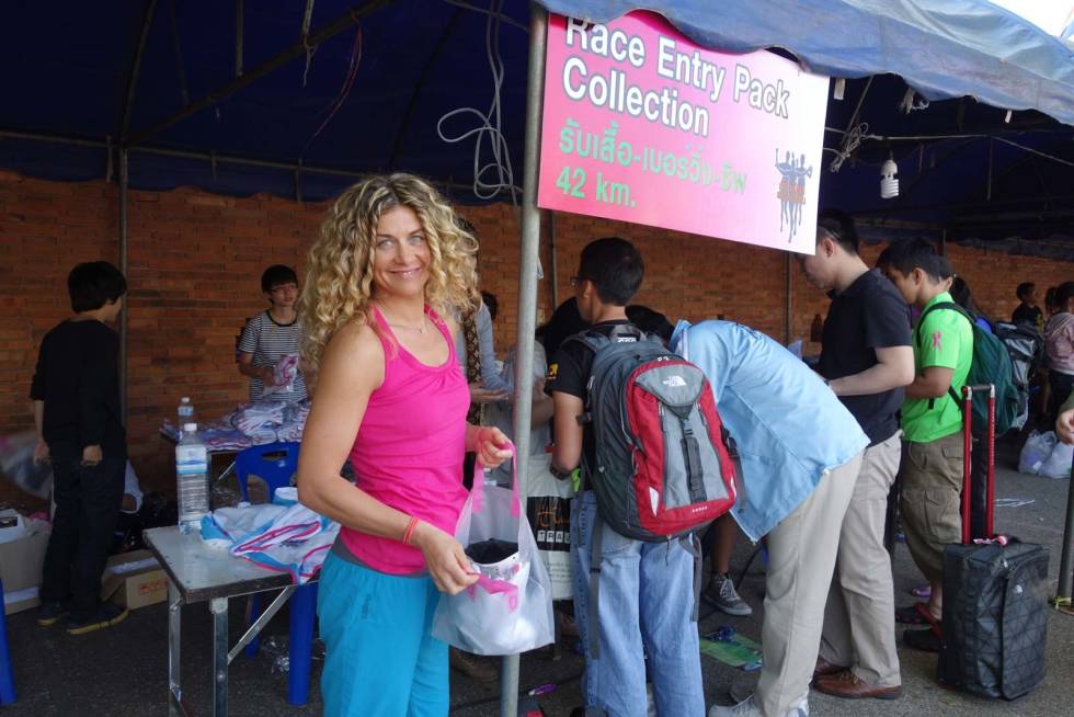 Startnummer: Cecilie Skog henter startnummer på Chiang Mai Marathon, der hun kom på 3. plass i sin klasse. Foto: Dag Hagen Chiang-Mai-Thailand-Klatring-4.2
