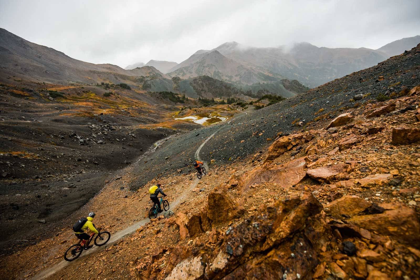 LANG, LANG REKKE: Artikkelforfatteren Stephen Matthews leder Ross Measures og Anthony Bonello fra Spruce Lake og over Windy Pass mot Tyax Lodge. Chilcotins-Canada-Stisykling-11