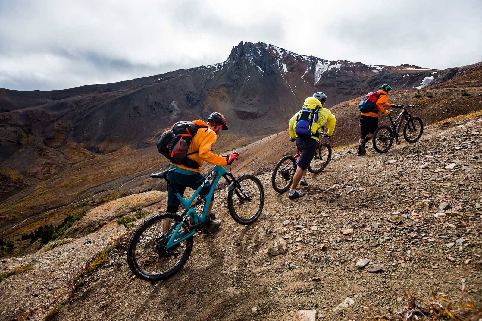 DYTTING: Å trille sykkelen sin opp til toppene er en naturlig del av helhetsopplevelsen i Chilcotins. Her er Stephen Matthews, Anthony Bonello og Ross Measures på vei opp mot Deer Pass, et av de høyeste og mest klassiske fjellpassene i området. Chilcotins-Canada-Stisykling-3