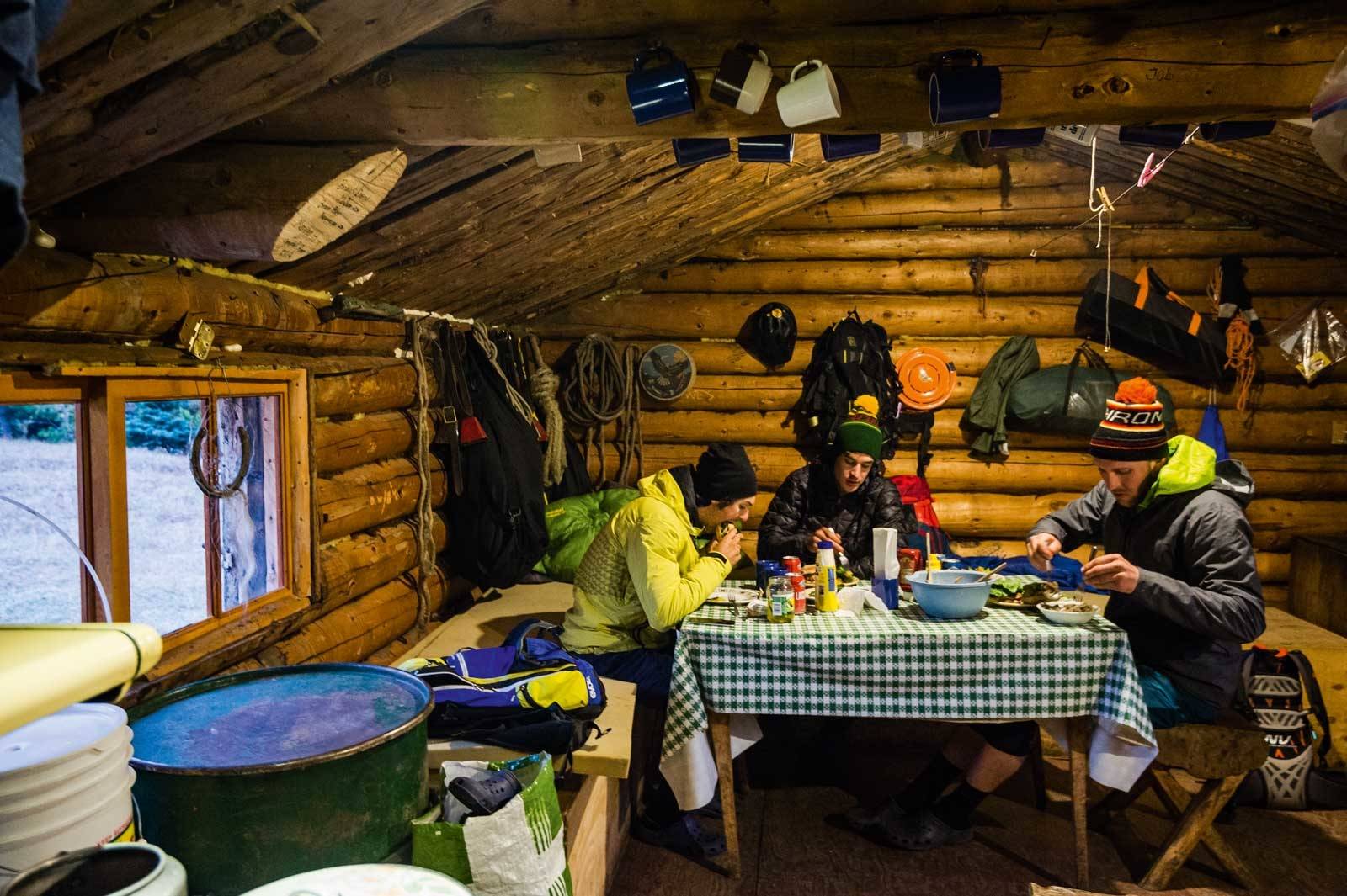 I LY: Middag i varmestua på Bear Paw Camp etter den første dagen på stiene i Southern Chilcotins. Chilcotins-Canada-Stisykling-5