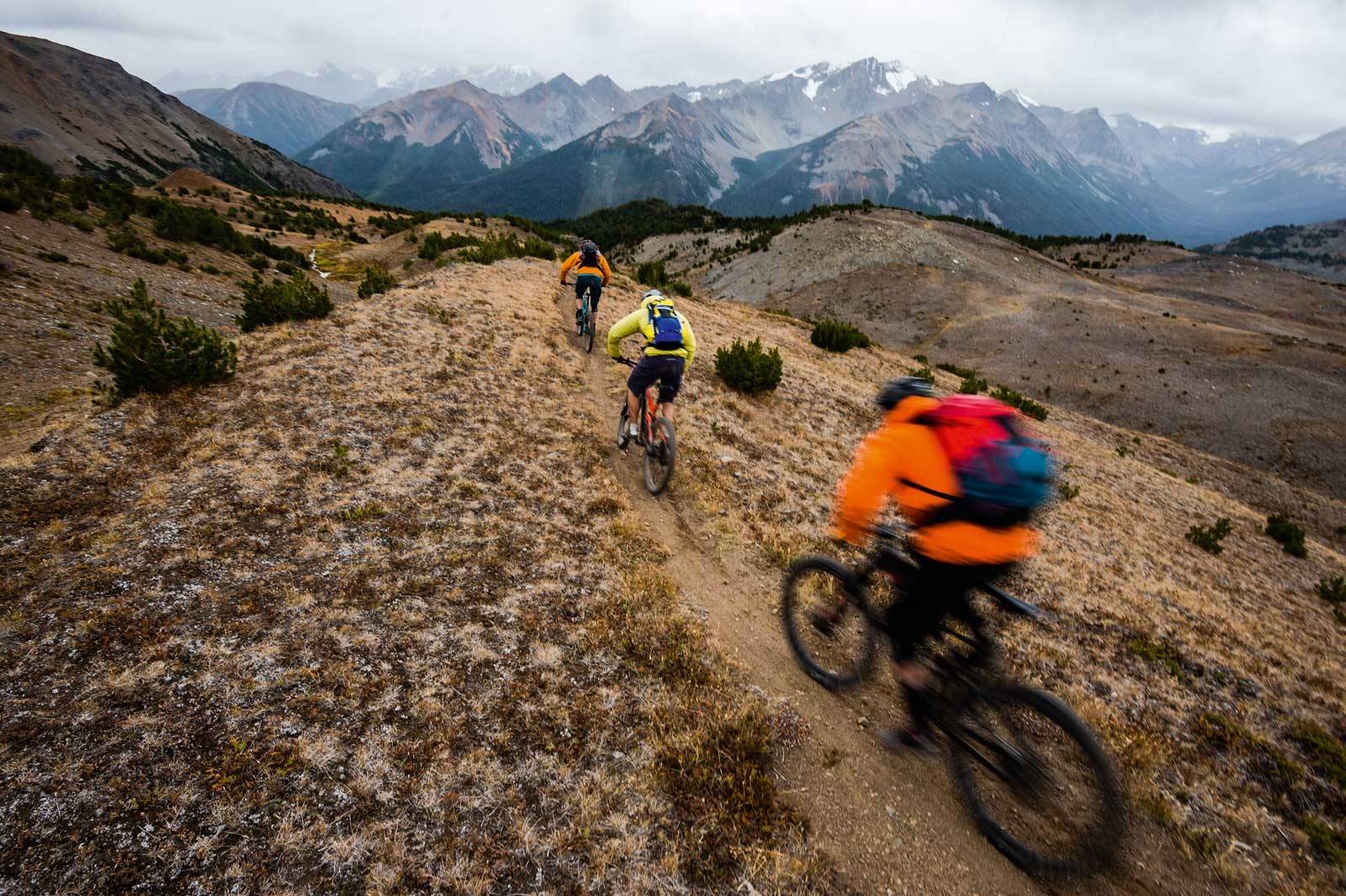 SUPERFLYT: Ross Measures, Anthony Bonelli og Stephen Matthews i starten av en 30 minutter lang flytsti ned fra Dear Pass mot Spruce Lake dagens andre camp. Chilcotins-Canada-Stisykling-6