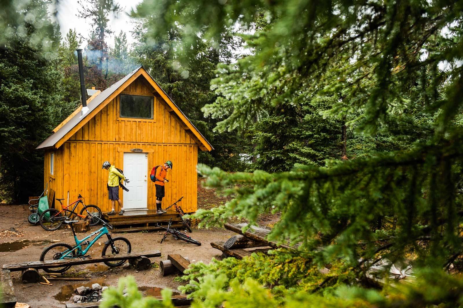 VÅT START: Øsregn ved Spruce Cabin, og det er klar for den siste dagen med sykling fra Spruce Lake til Tyax Lodge. En tur på seks timer over tre fjellpass. Chilcotins-Canada-Stisykling-7