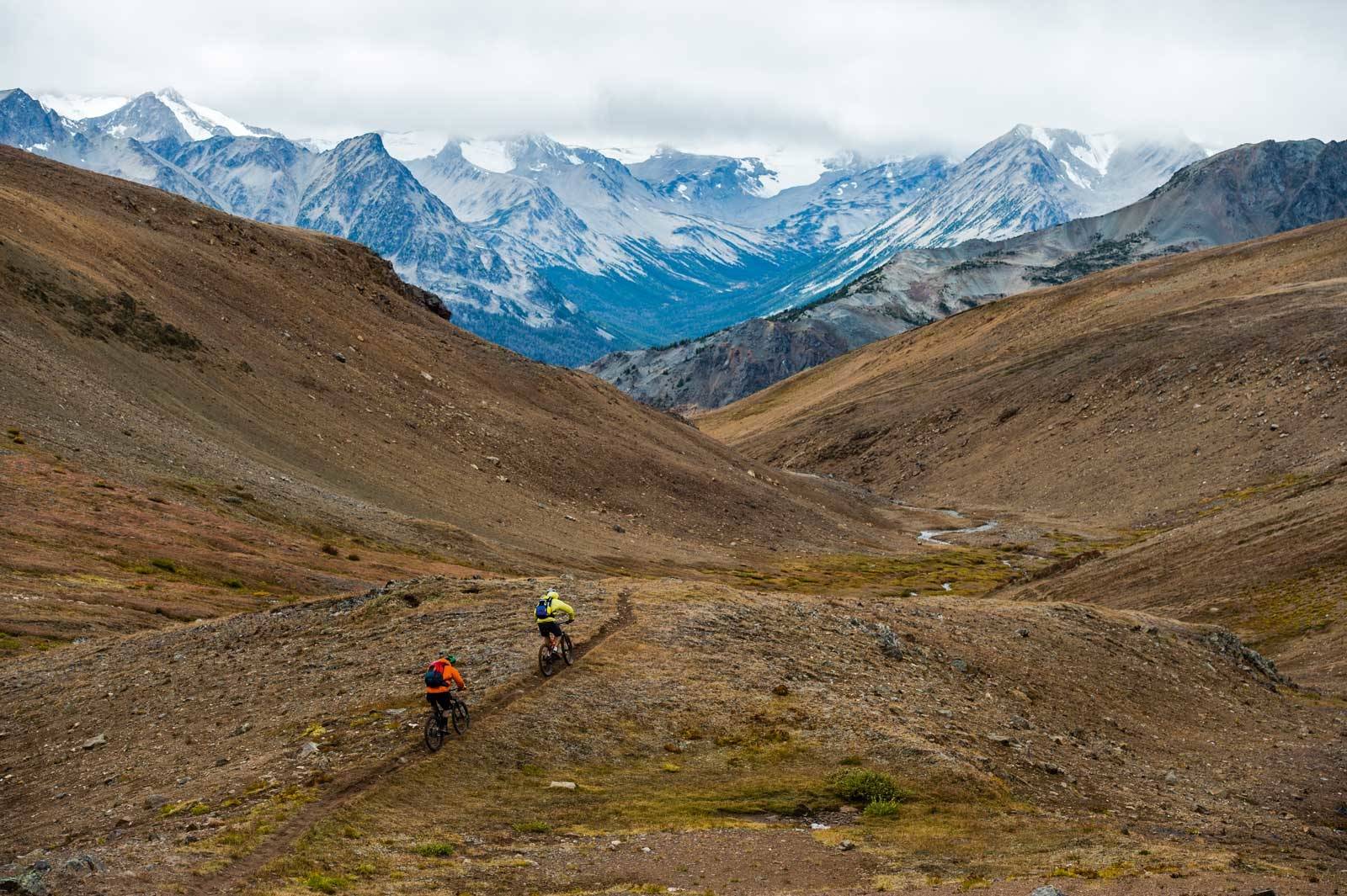 PASS ETTER PASS: Anthony Monello og Stephen Matthews på vei ned mot dalføret fra det imponerende Deer Pass med utsikt over det alpine landskapet i Chilcotins Mountains. Chilcotins-Canada-Stisykling-9