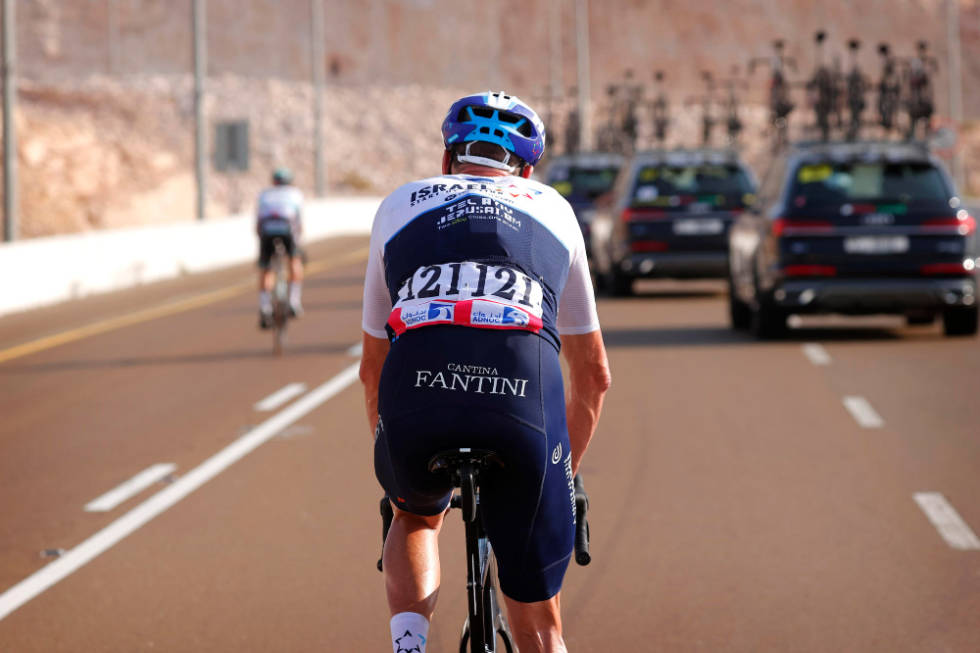 TRØBBEL?: Chris Froome ser i øyeblikket ut til å være langt unna nivået han ønsker å være på. Her distanseres han av feltet på vei opp Jebel Hafeet. Foto: Cor Vos chris froome uae tour tadej pogacar adam yates