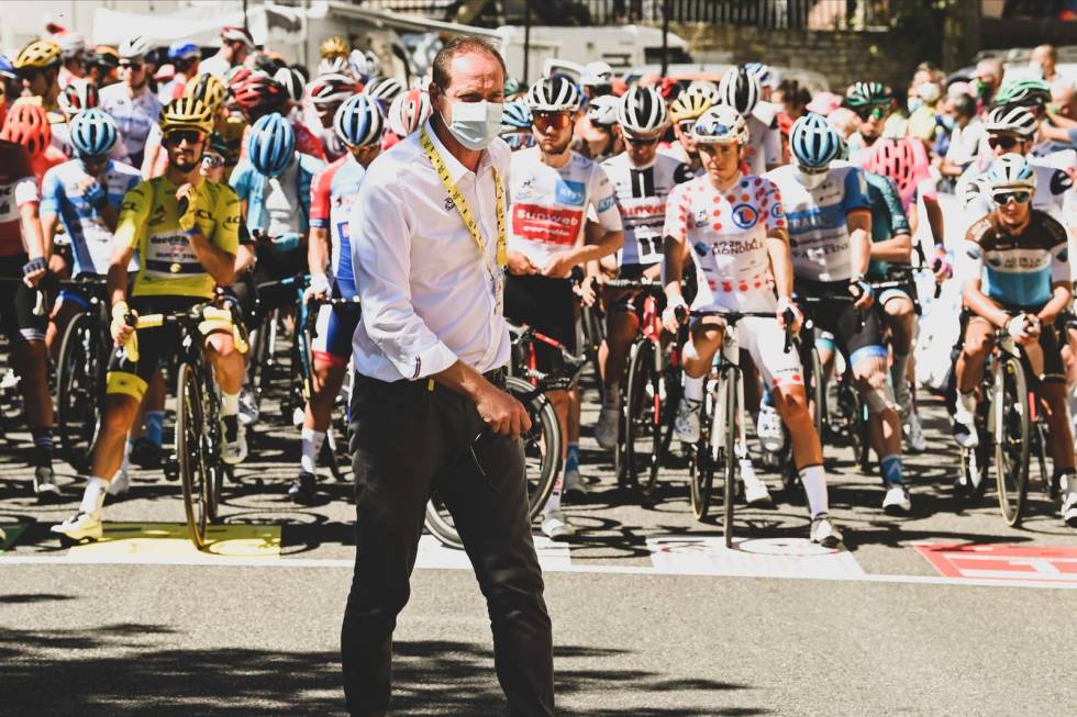 TRYGG AVSTAND: Dette er angivelig det nærmeste Christian Prudhomme har vært rytterne i årets Tour de France. Foto: Cor Vos. christian-prudhomme-corona-2