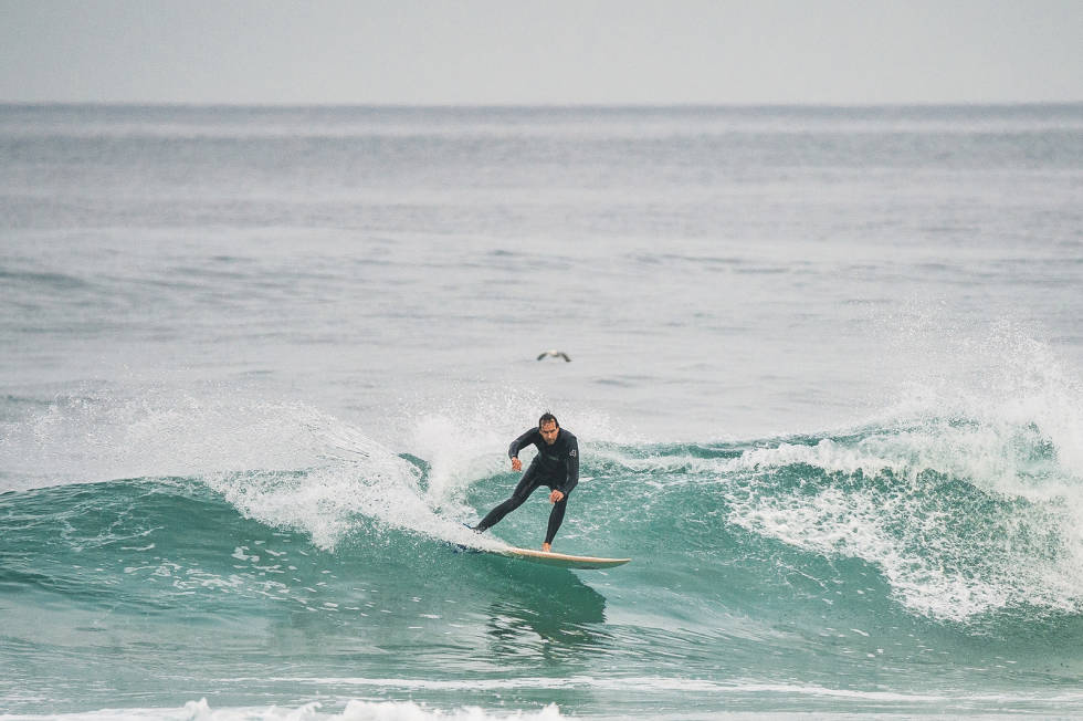 PÅ KURS: Tross middelmådig pop-up, finner artikkelforfatter Christian Nerdrum likevel en grei løsning på hvordan resten av bølgen skal surfes. Det var mye fokus på armbruken på kurset i Portugal. Surfetips