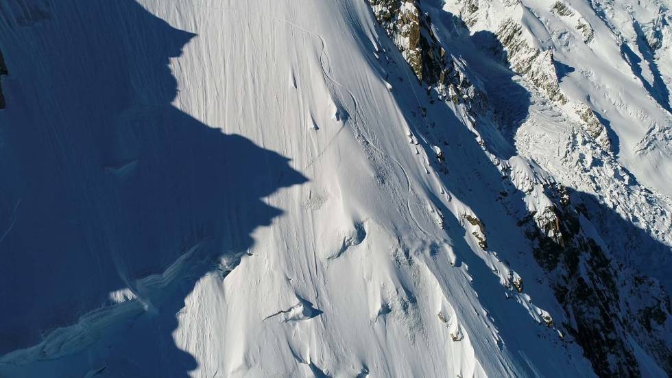 GJENNOMBRUDD: Denne kjøringa ga Tof Powder Magazines pris for årets beste linje. Selv mener han Mallory-ruta på Aiguille du Midi er oppskrytt. Like-vel nøyer han seg med 12 svinger i den stupbratte og eksponerte toppen. Christophe-Tof-Henry-2