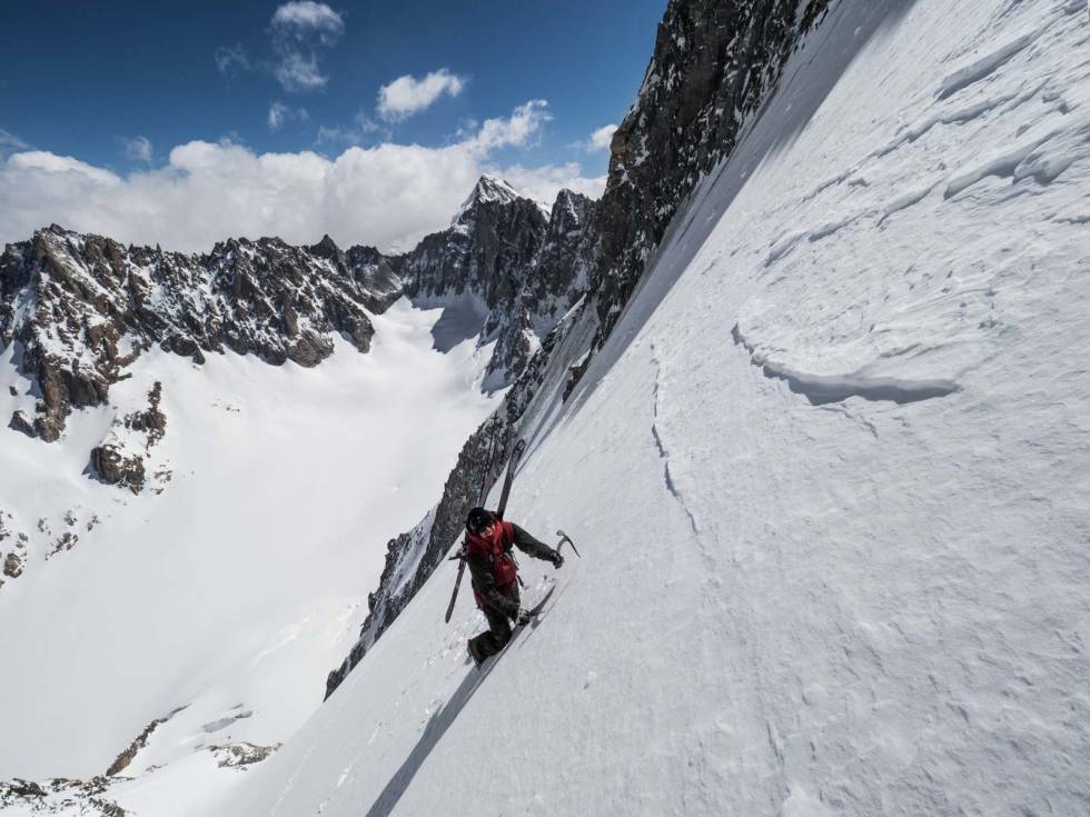 KOMPROMISSLØS: – Jeg blir mer og mer opptatt av klatringa, og å komme meg opp til de bratteste linjene for egen maskin. Men lette og smale ski kommer jeg aldri til å eie, sier Tof Henry. Christophe-Tof-Henry-3