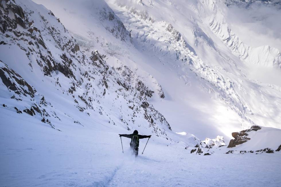 RETT NED: I terreng hvor hoppsvinger er vanlig, peker Tof skia rett ned. Dette er i renna på Glacier Rond – Tofs favorittur hjemme i Chamonix. Christophe-Tof-Henry-5